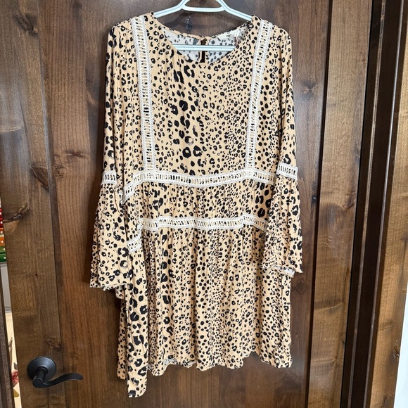 NWT Entro Leopard Print Mini Dress with bell sleeves Womens Size L 100% Rayon - Picture 3 of 10